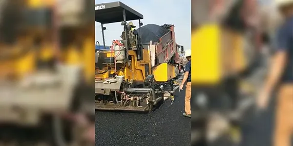 Pavimentadora de asfalto sobre orugas GYA4500