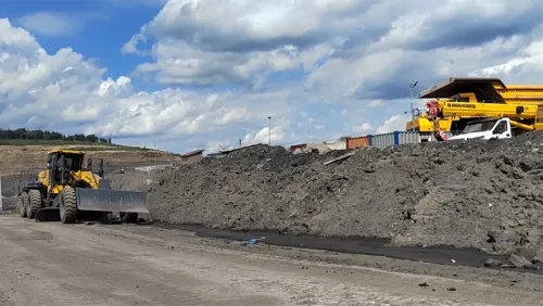 Motoniveladora PY320T trabajando en una mina