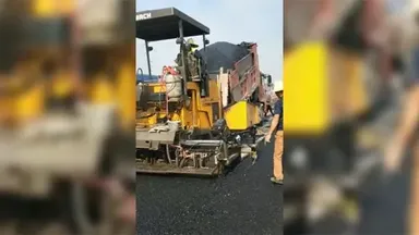 Pavimentadora de asfalto sobre orugas GYA4500 en funcionamiento
